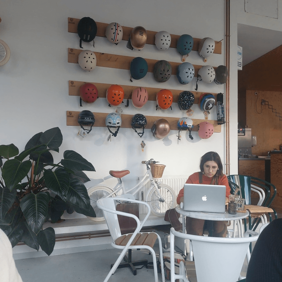 Woman working at coffee bar Bar Bidon
