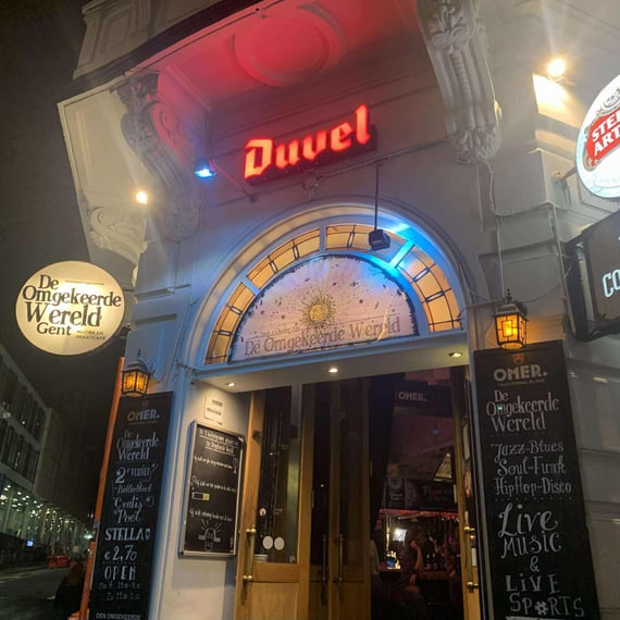 Voorkant café De Omgekeerde Wereld Gent.