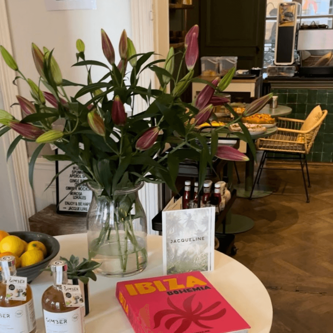 a table with flowers and the menu of the coffee bar Jacqueline