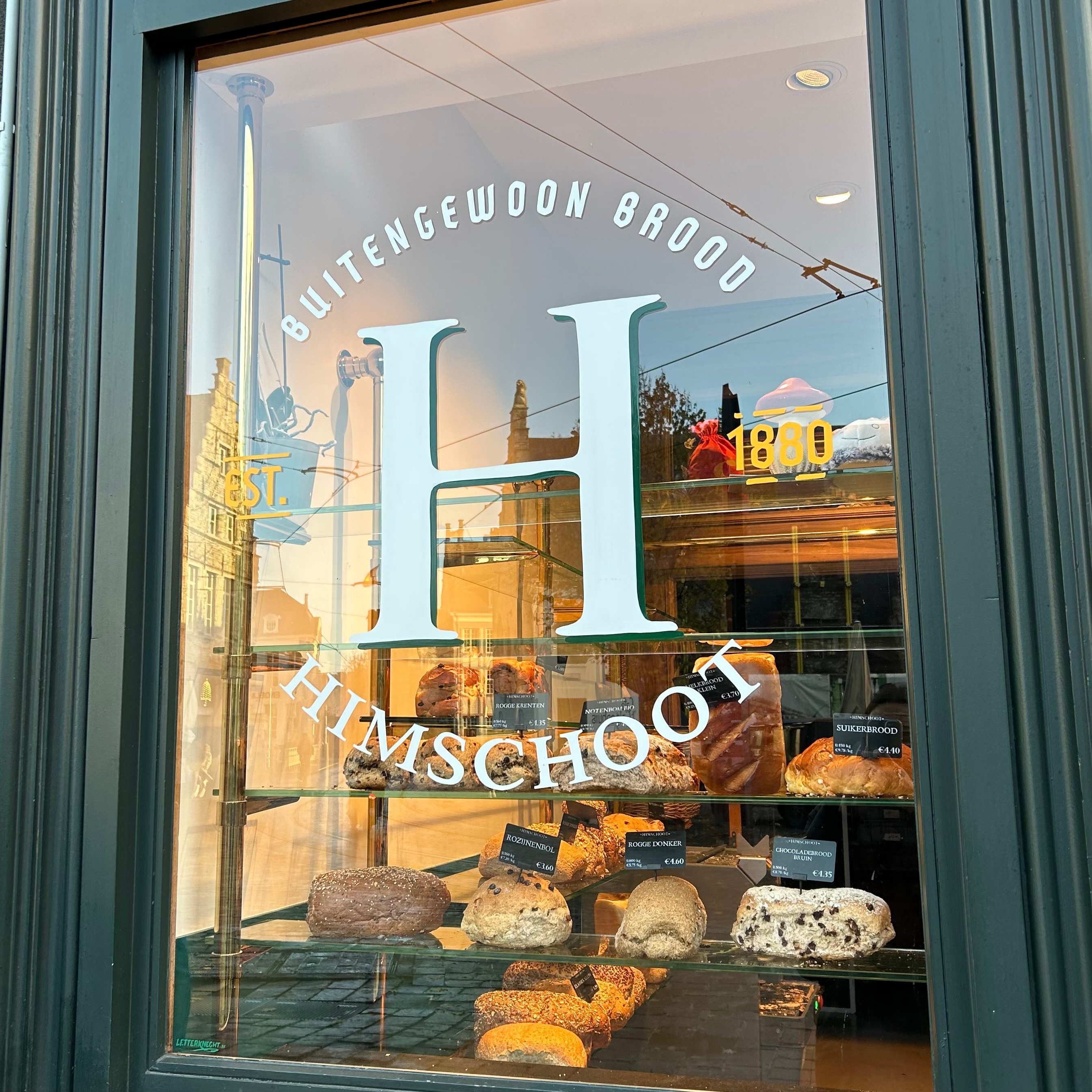 photo of the window of the Himschoot bakery in ghent showing bread 