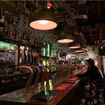 Interieur bruine kroeg Rock Circus met tapkranen