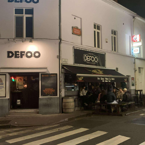 Café Defoo met mensen op terras.