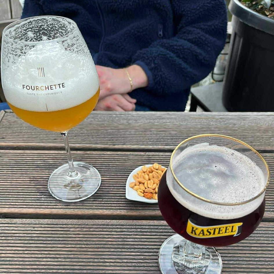 A Fourchette and Rouge beer served on the table at Kaffee de Planck in Ghent.