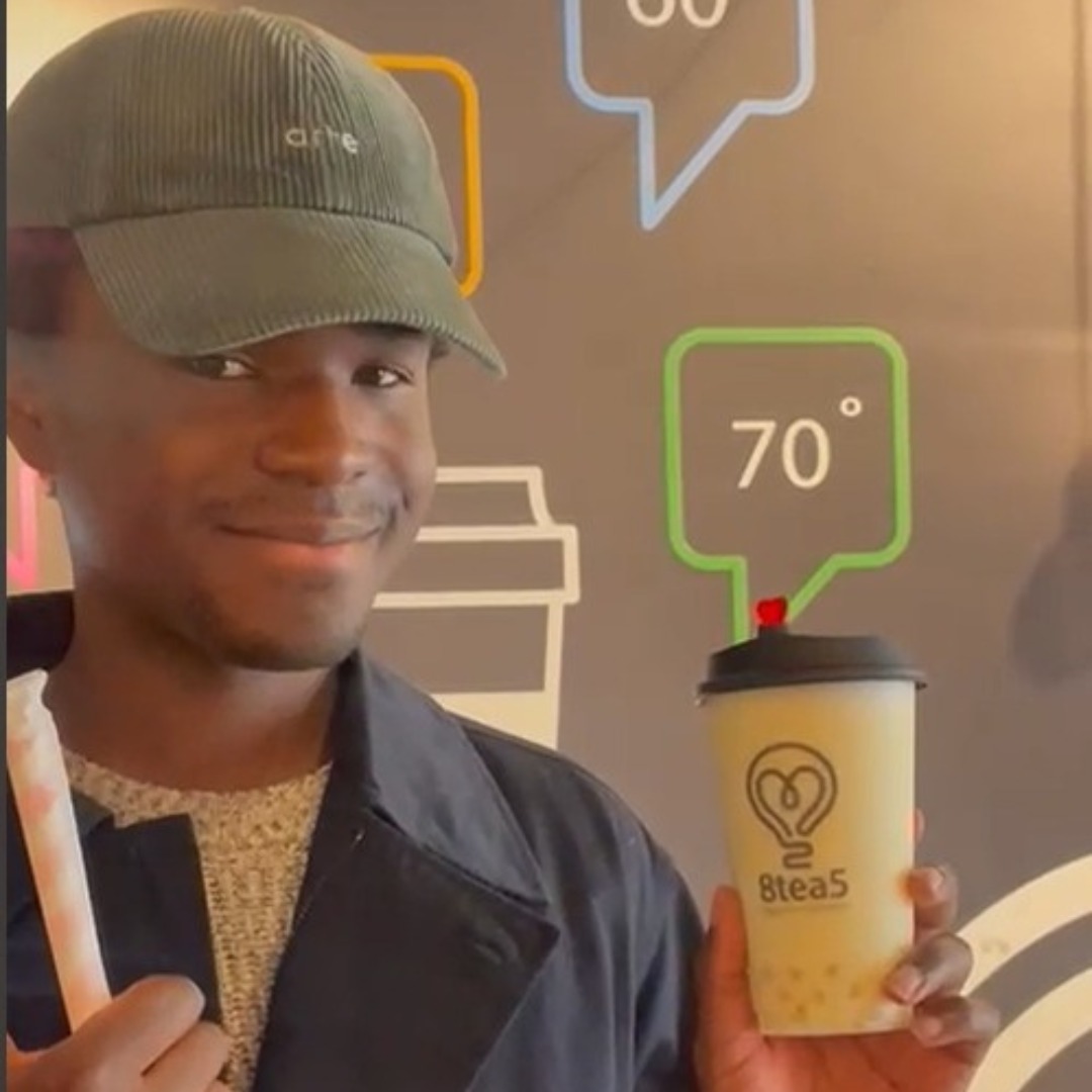 8tea5 men with bubble tea in hands