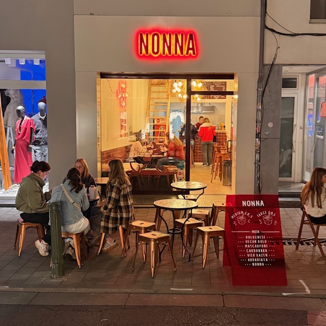 The entrance and terrace of pastabar Nonna in Ghent
